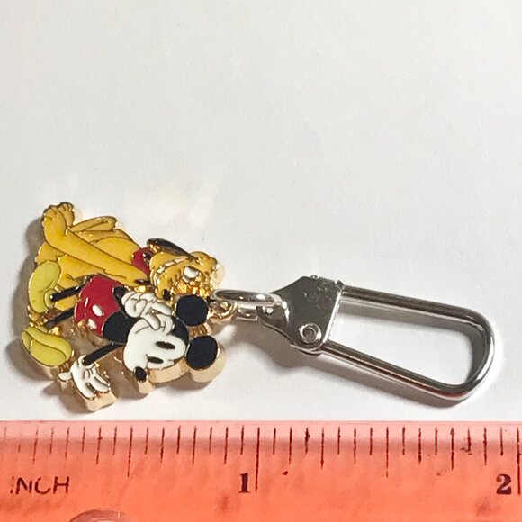 Disney Pluto Dog Mickey Mouse Fab 5 Zipper Pull Keychain Purse Charm Backpack - Picture 9 of 9